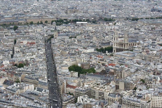 Parigi si risveglia ‘scarlatta’ 