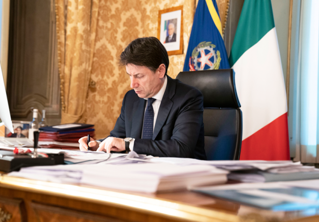 Conte ‘resiste’ alle Regioni e firma il Dpcm nella notte