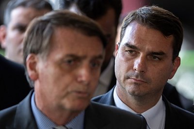 Flavio Bolsonaro accusato di corruzione e appropriazione indebita