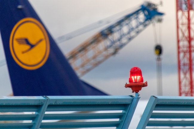 Lufthansa, persi 2 miliardi in 3 mesi