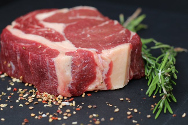 Il prezzo della carne è molto più alto di quello che pensiamo