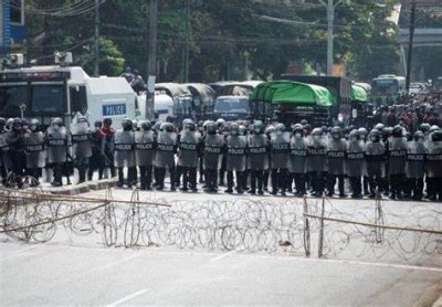 Birmania, la polizia spara con proiettili veri: 18 manifestanti uccisi