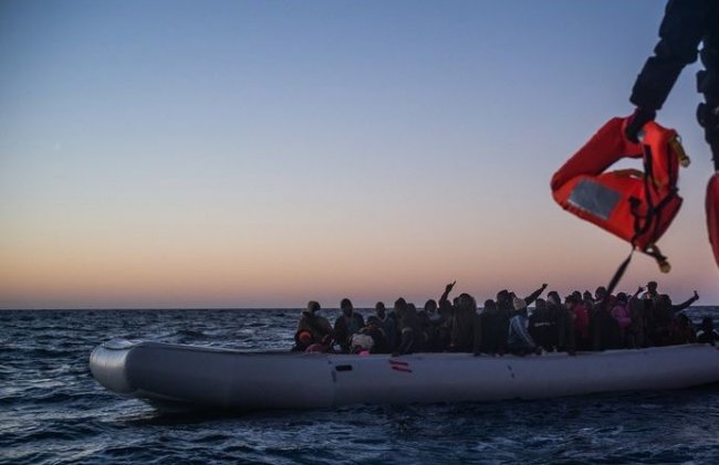 Migranti, l’inchiesta scomoda che punta l’indice contro le Ong