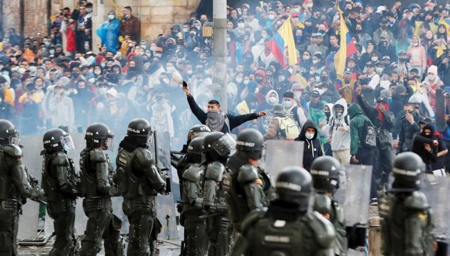 La polizia spara sui manifestanti