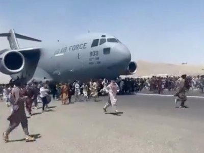 Londra evacua 3.300 afghani. Impresa eroica di un equipaggio Usa