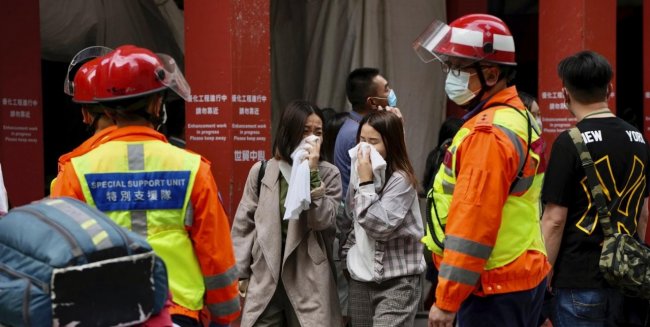 Hong Kong, incendio al World Trade Center: 100 persone intrappolate