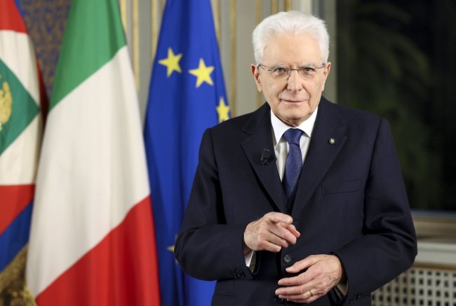 Mattarella: “Grazie a chi si vaccina fidandosi della scienza”