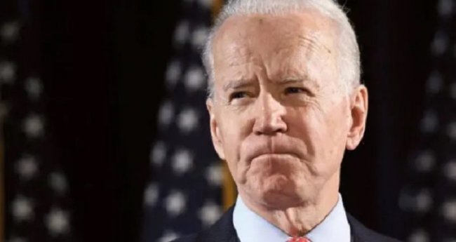 Biden legge dal gobbo e dice: “Fine citazione, ripeti frase”