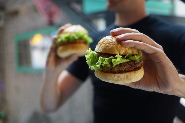 Vegan burger, cresce il mercato alternativo alla carne