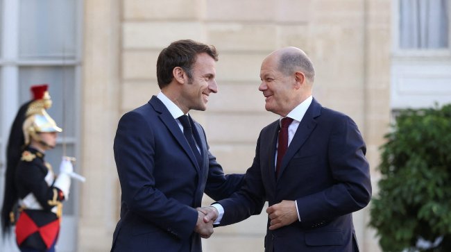 Sorrisi amari tra Macron e Scholz
